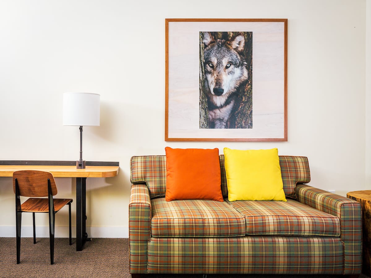 Rush-Creek-Lodge-Double-Queen-Room-Sitting-Area-Closeup-Kim-Carroll