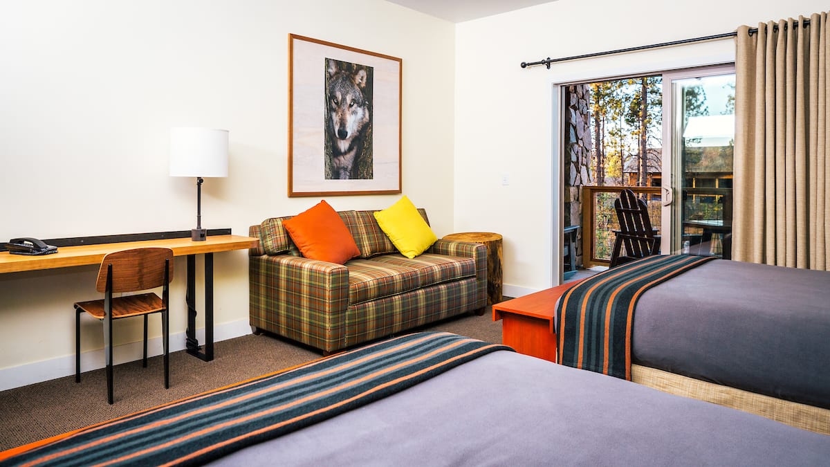 Rush-Creek-Lodge-Double-Queen-Room-Sitting-Area-Kim-Carroll