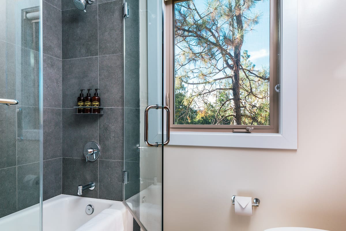Rush-Creek-Lodge-Hillside-Villa-King-Double-Twin-Bathroom-Kim-Carroll-1